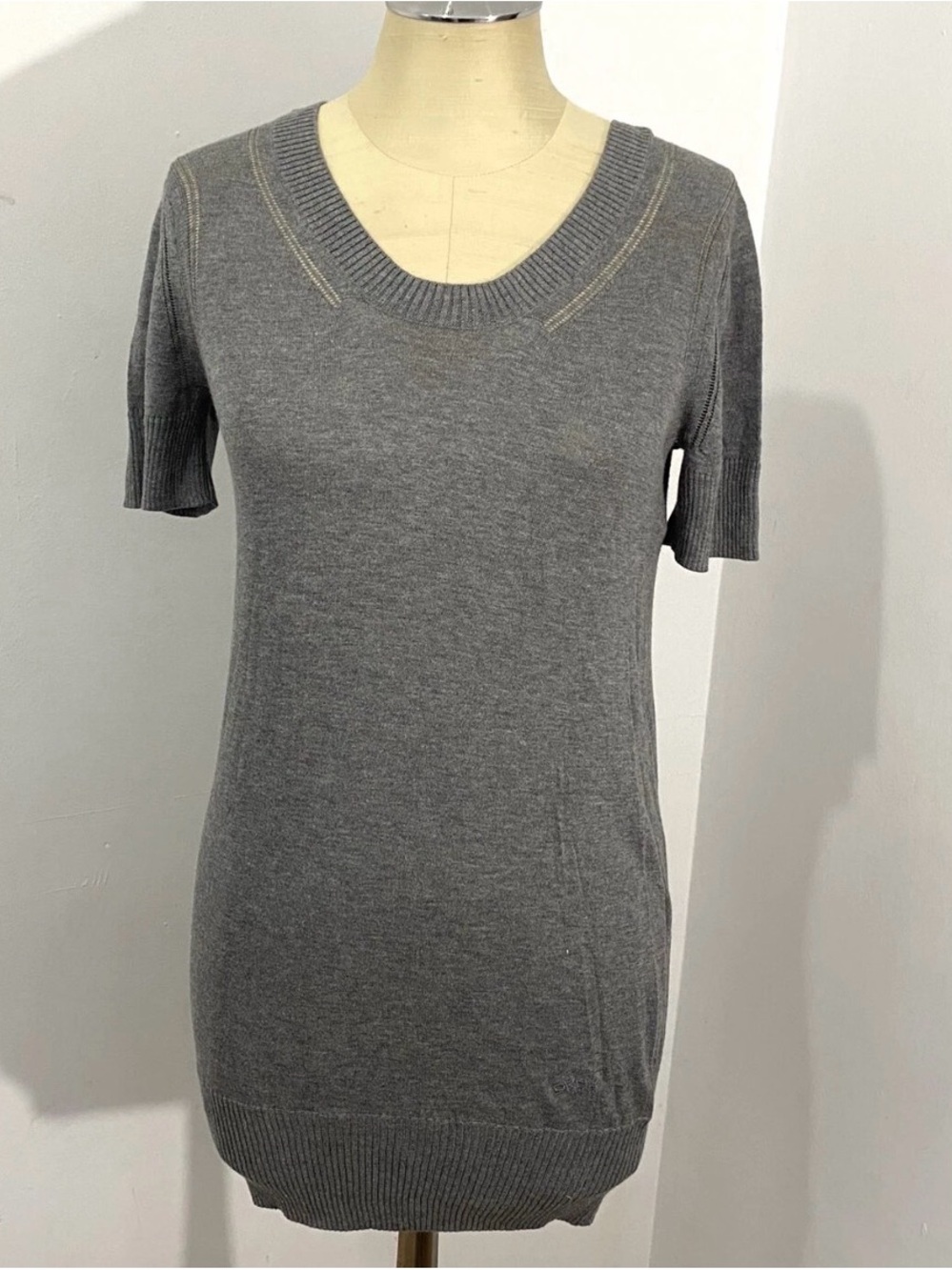 DKNY Gray Short Sleeve light weight  Knit Top
